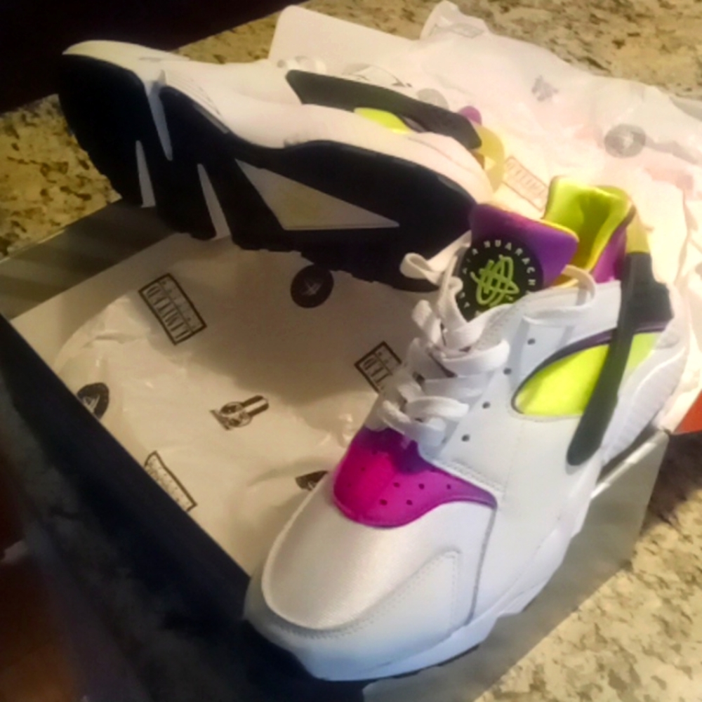 W Nike AIR HUARACHE limited edition women's shoe size 10w and 8.5 men